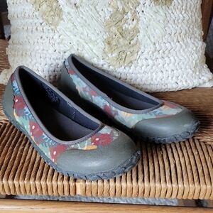 Muck mud/water shoes, multicolored, size 7